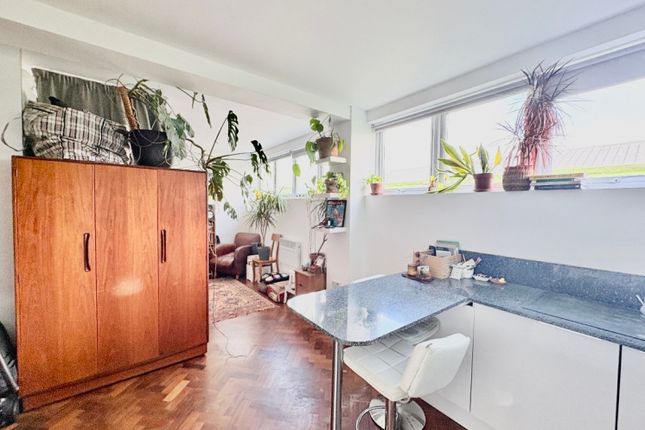 Flat 4, Florentia House , Vale Road, London photo 2