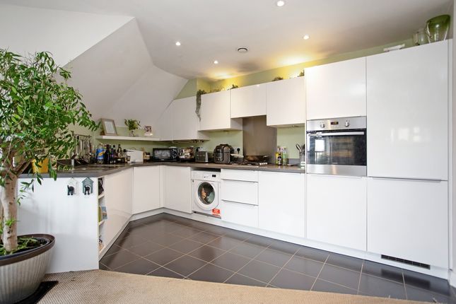 Flat 7, Royal Court, 10, Limes Close, Redhill photo 4
