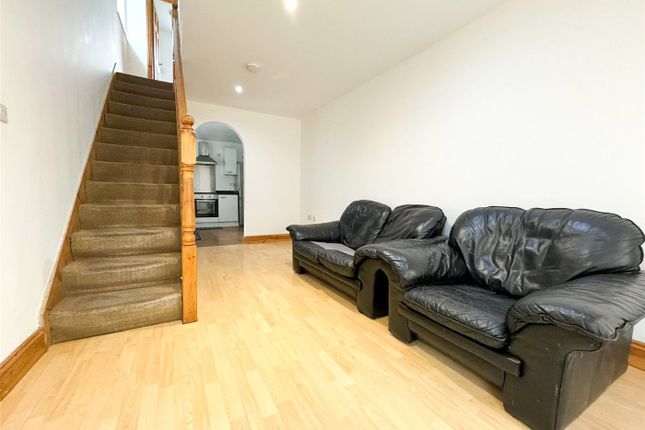 Town house to rent in Spencer Road, Harrow