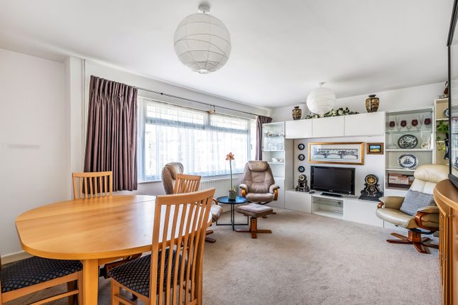 37, Master Close, Surrey photo 2