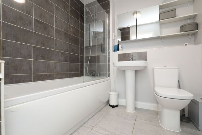 97 Rhodfa Crughywel, Cardiff photo 4