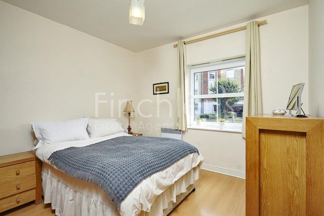 Flat 36, Solomons Court, London photo 4
