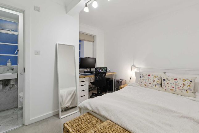 Flat for sale in Nightingale Lane, London