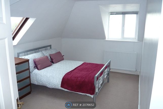 Flat to rent in Newlands, Staines-Upon-Thames