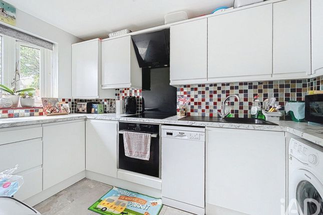 56, Bynghams, Harlow photo 3