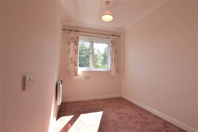 Flat for sale in Fairacres Road, Didcot, Oxfordshire