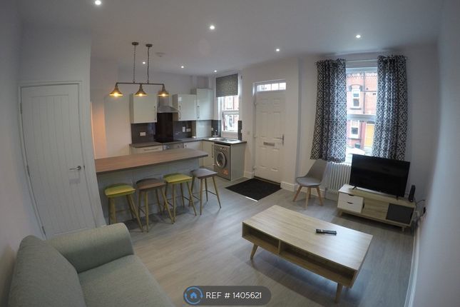Kitchen  / Lounge