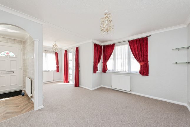 25 Lakeside Park, Mead Lane, Chertsey photo 4