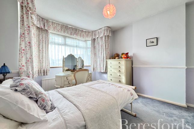 39, Ascot Gardens, Hornchurch photo 4