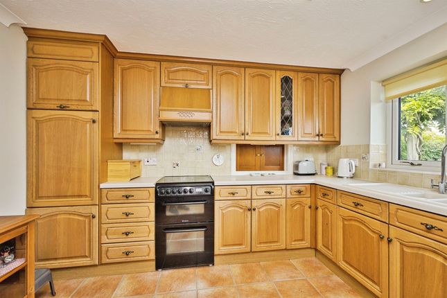 15, Fox Meadows, Crewkerne photo 4