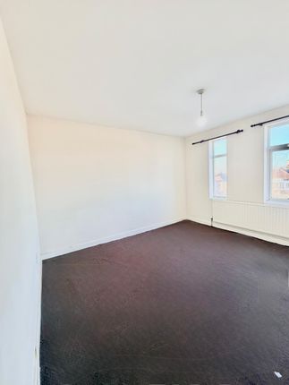 Flat 2, 942 Eastern Avenue, Ilford photo 3