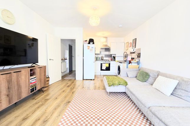 56 Broomfield Avenue, Southgate photo 2