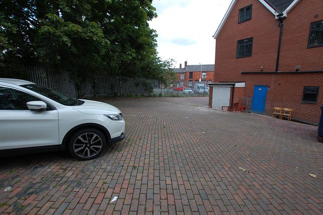 Flat 2, 39D,, Canterbury Street, Greater Manchester photo 4