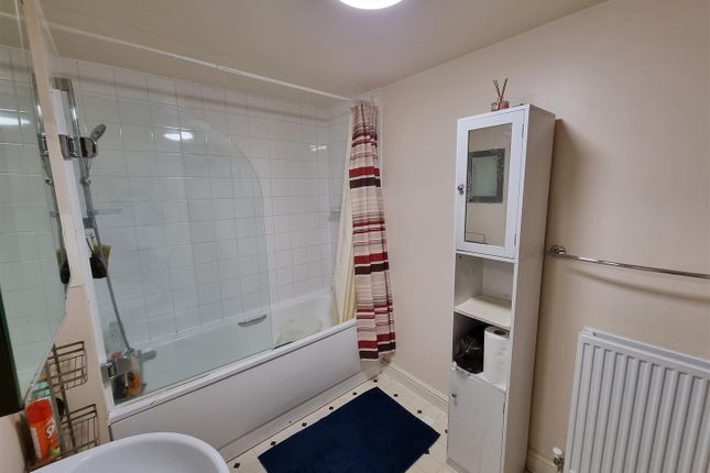 Flat to rent in Campbell Road, Croydon