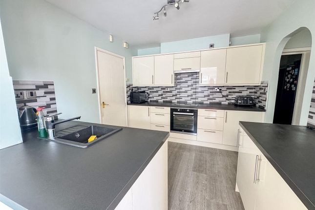 23, Shrewsbury Bow, Weston-super-Mare photo 3
