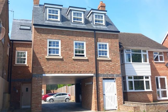 Flat to rent in High Street, Brackley, Northants
