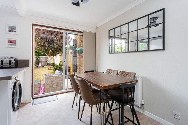 11 Bolters Road, Horley photo 4