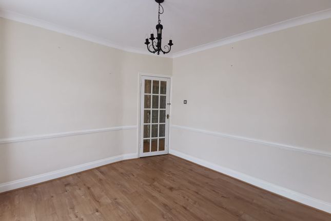 44, Shrewsbury Avenue, Harrow photo 3