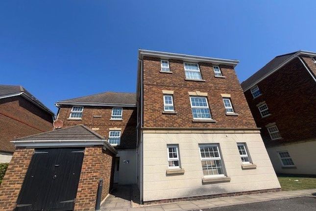 Flat to rent in Scholars Walk, Bexhill-On-Sea