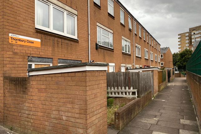 Room 4, 32 Thornbury Close, London photo 5