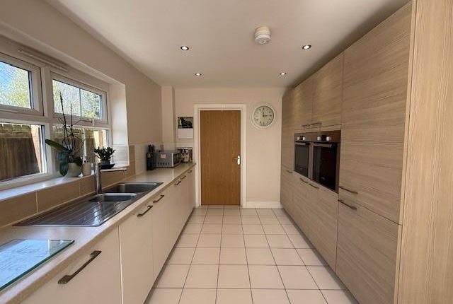 10, Tingley Hall Rise, Wakefield photo 3