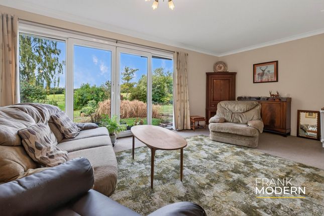 5, Robins Field, Wansford, PE8 photo 2