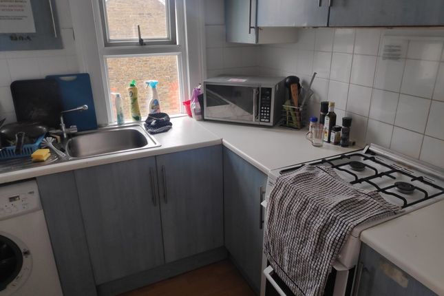 Room to rent in Grovehill Road, Redhill