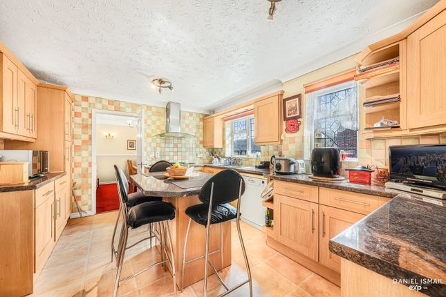 15 Rosecroft Close, Langdon Hills, Basildon photo 2