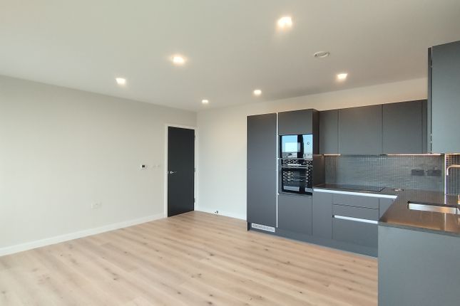 Flat 250, Sarsen House, Middle Road, LONDON photo 3