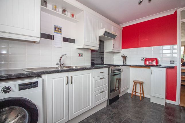 45 Valley Park Drive, Waterlooville photo 4