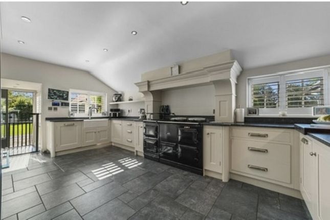 Moat Farm, Mill Road, Halstead photo 5