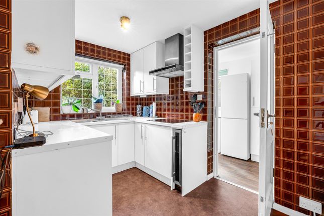 2, Elmoor Avenue, Welwyn photo 3