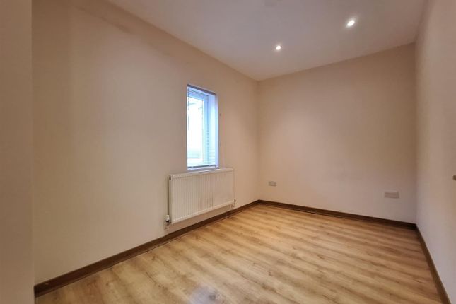 Flat 8, Red Lion Square, Wandsworth High Street, London photo 4