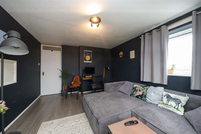 53, Dutton Way, Iver photo 4