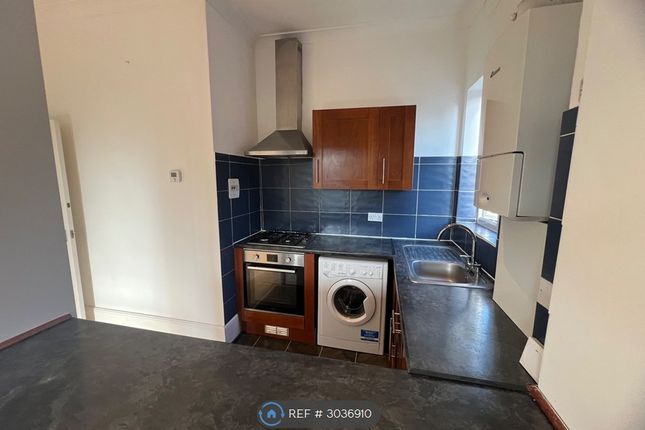 Flat, Birdhurst Rise, South Croydon photo 5