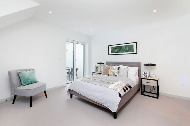 Flat for sale in Roskell Road, Putney, London