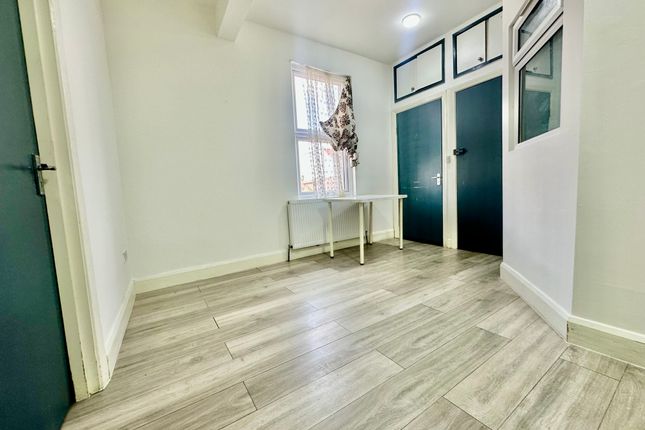 Flat 2, 183a, Richmond Road, Ilford photo 4