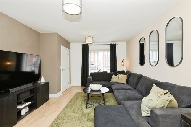 11, Magpie Close, Burton-On-Trent photo 3