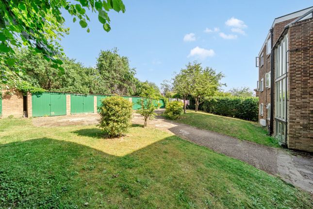 2, Tina Court, Catford photo 2