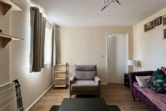 11, Hispano Mews P, London photo 3