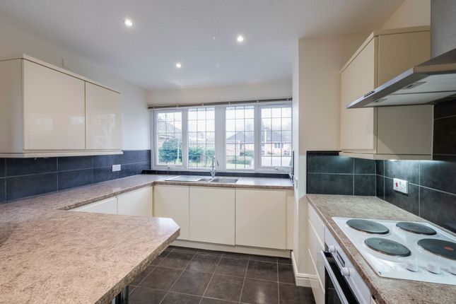 16 Avon Meadow Close, Stratford-Upon-Avon photo 2