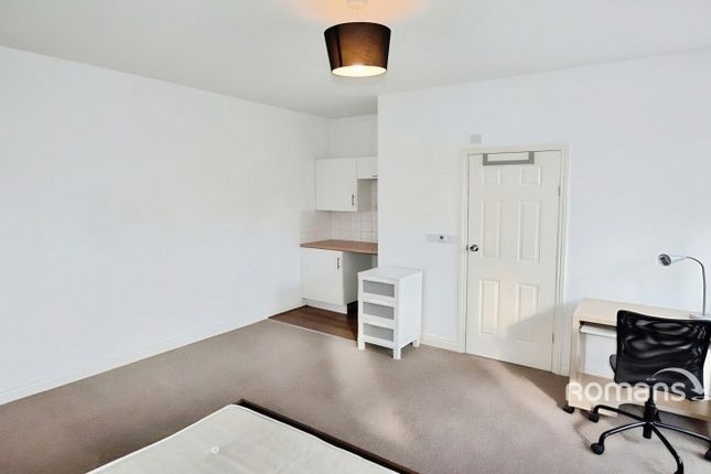 Room 5, 8, Hinton Road, Uxbridge photo 3