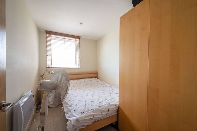 Flat to rent in Smugglers Way, Wandsworth Town, London