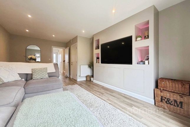 5, Bushy Plats Close, Aldershot photo 4