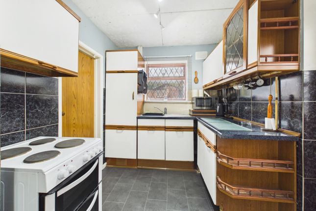 38, Lupton Crescent, Sheffield photo 4