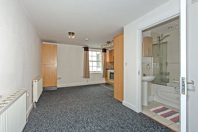 Flat to rent in Fairview Road, Sittingbourne