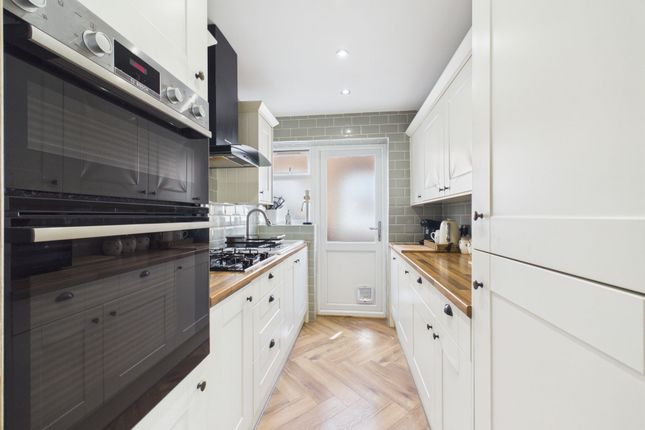 29 Hearsall Avenue, Stanford-Le-Hope photo 3