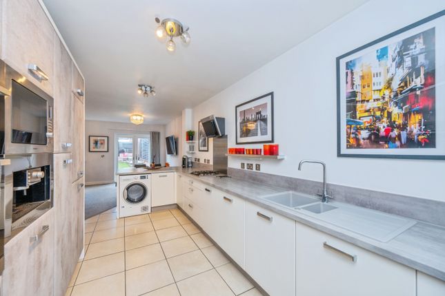 6, Strawberry Lane, Lichfield photo 3