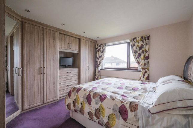 2, Deer Croft Drive, Huddersfield photo 4