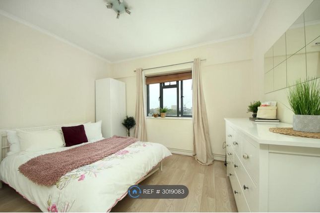 Flat, Victoria Court Kingsbridge Avenue, London photo 5